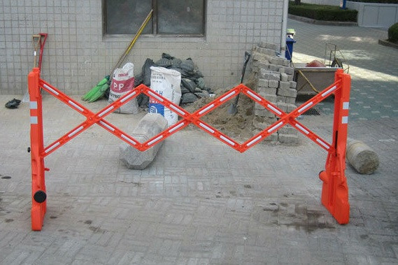 Переносной раздвижной пластиковый барьер "красная гитара" 2,2м — изображение 2