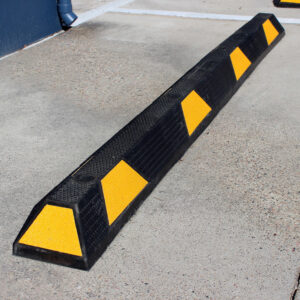 Колесоотбойник делиниатор резиновый 1,83. В наличии