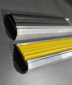 Угловой алюминиевый профиль, на ступени, с резиновой вставкой (черн/желт)