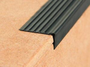 Профиль противоскользящий резиновый самоклеющийся черн/желт