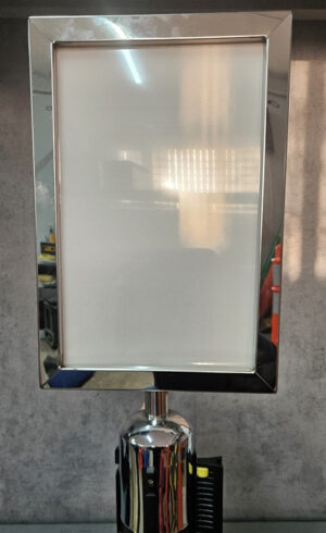 Информационная рамка для стойки с вытяжной лентой